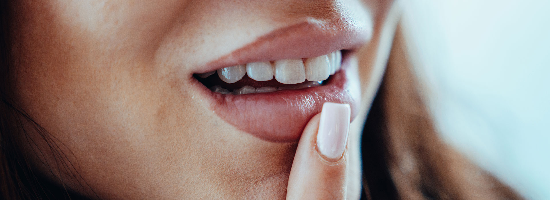 eine frau zeigt ihre weisse zaehne