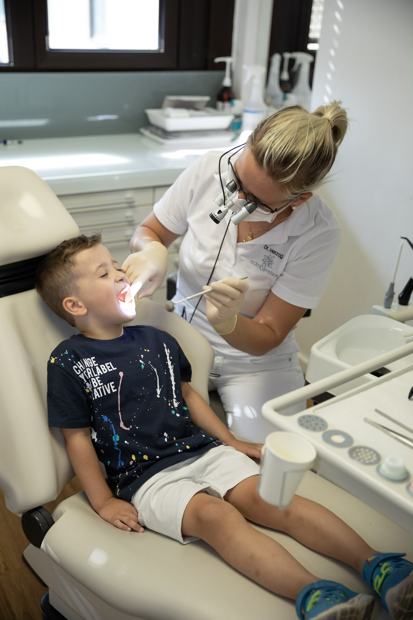 Moderne Kieferorthopädie für Kinder und Jugendliche bei edel & weiss Zahnärzte in Nürnberg – einfühlsame Behandlung mit digitaler Planung