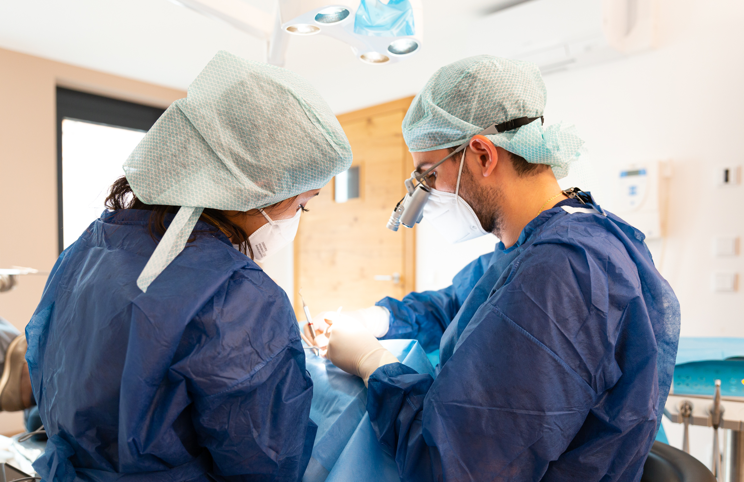 Weisheitszahn-Operation bei edel & weiss Zahnärzte in Nürnberg – moderne, schonende Entfernung durch erfahrene Spezialisten, Sedierung oder Narkose möglich