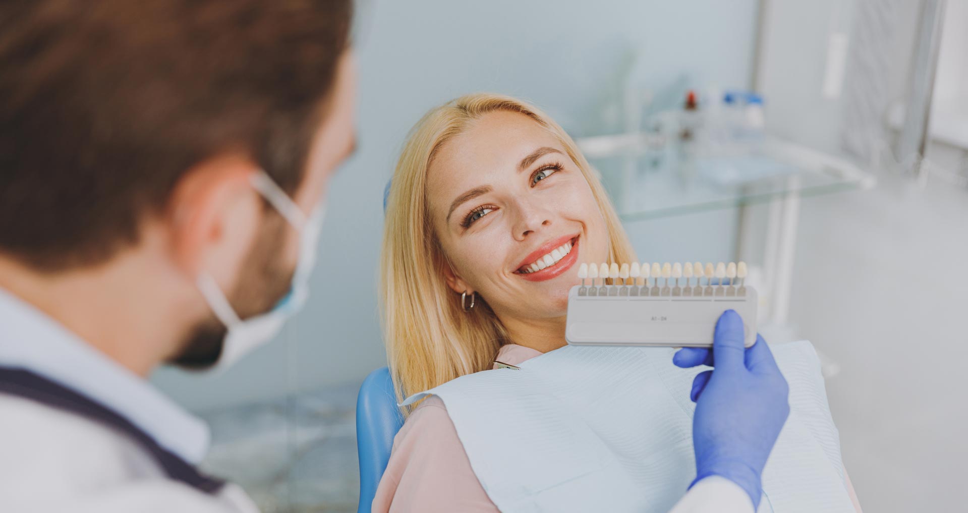 Frau beim Zahnarzt mit Veneers