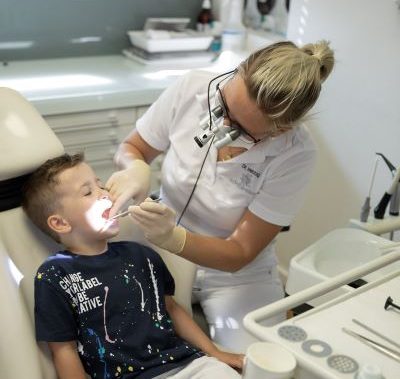 Behandlung schiefer Zähne bei Kindern durch Kinderzahnmedizin und Kinderkieferorthopädie bei edel & weiss Zahnärzte in Nürnberg, Bayern – spezialisiert auf junge Patientinnen und Patienten