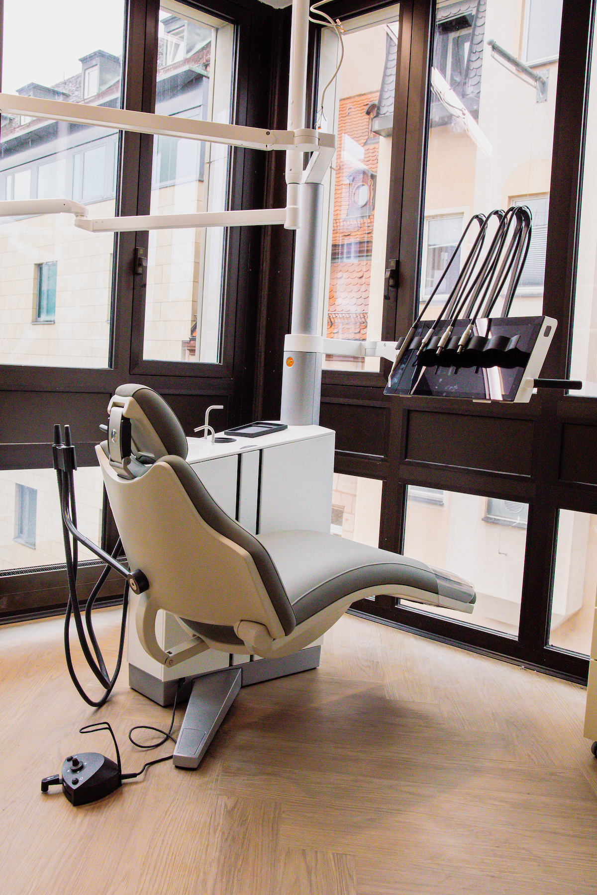 Modernste und ästhetisch gestaltete Räume der Kieferorthopädie bei edel & weiss Zahnärzte in Nürnberg – eine der schönsten KFO-Praxen in Bayern