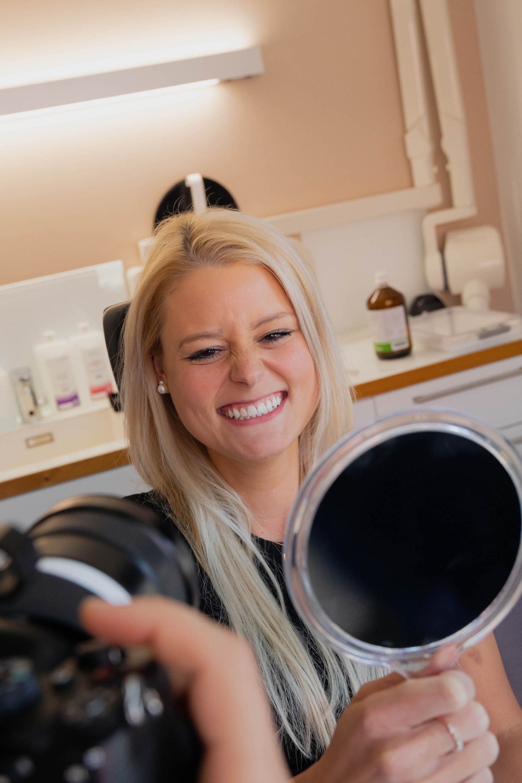 Schmerzfreies professionelles Flash-Bleaching zur Zahnaufhellung in der Prophylaxe Lounge von edel & weiss Zahnärzte Nürnberg