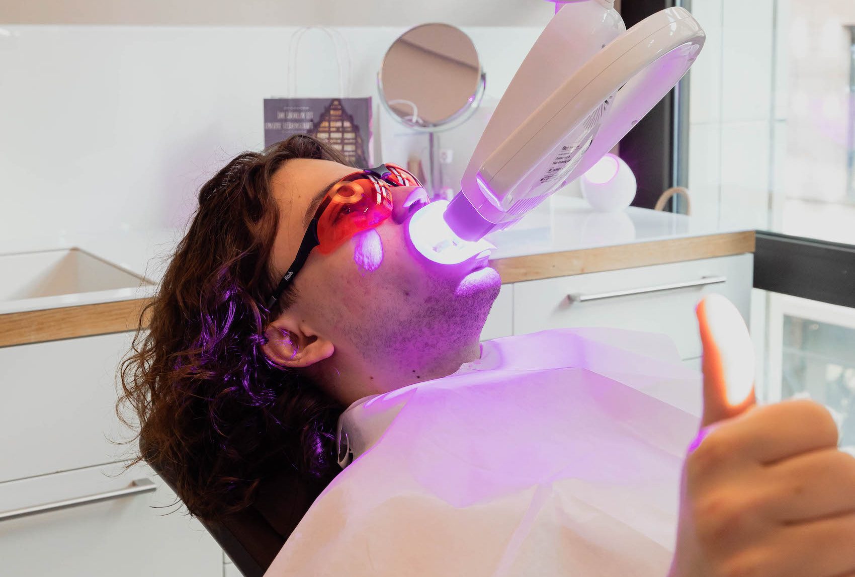 Professionelles Flash-Bleaching zur schonenden Zahnaufhellung in der Prophylaxe Lounge von edel & weiss Zahnärzte Nürnberg – sichtbar hellere Zähne ohne Schmerzen