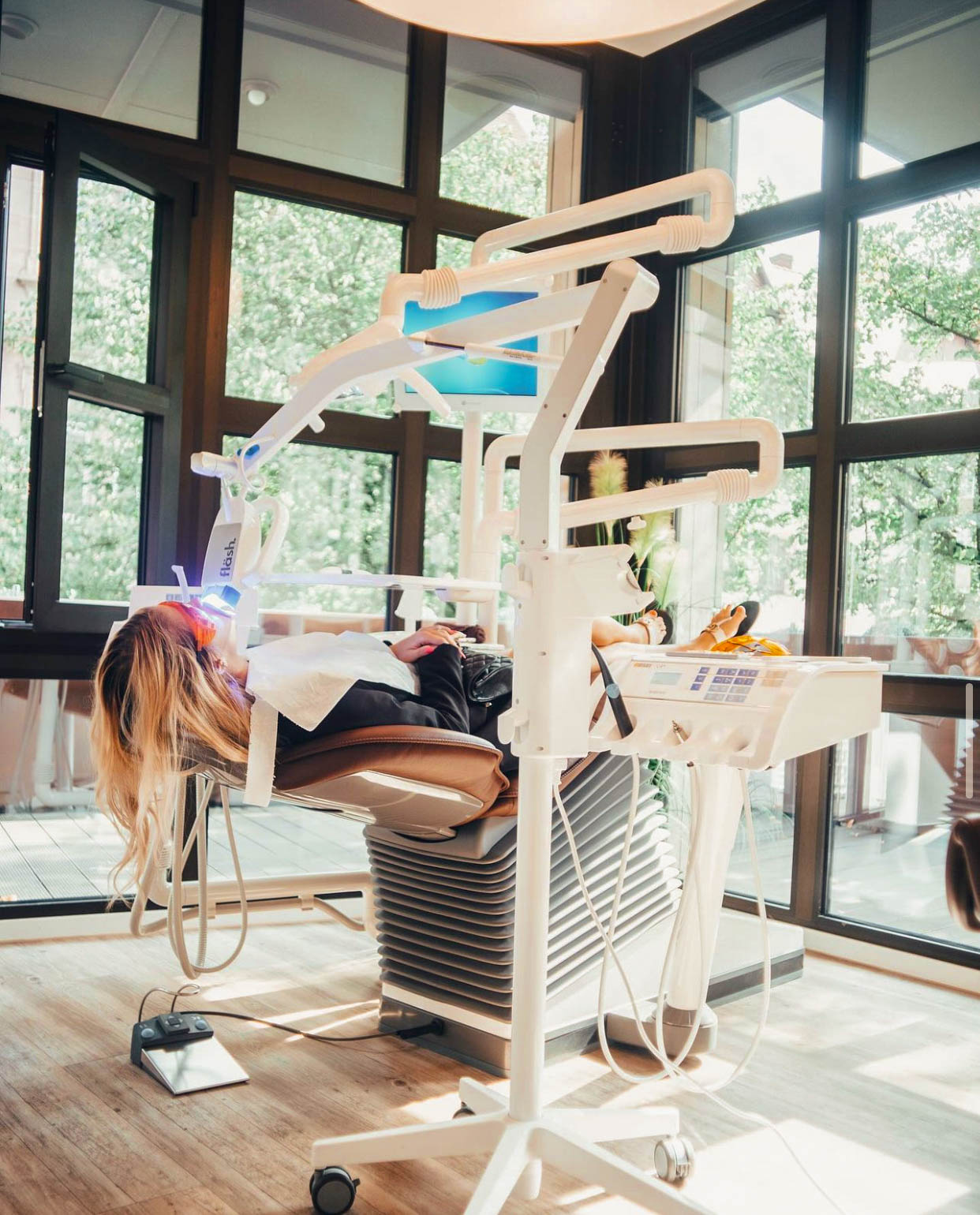 Professionelles, schmerzfreies Flash-Bleaching zur Zahnaufhellung in der Prophylaxe Lounge von edel & weiss Zahnärzte Nürnberg