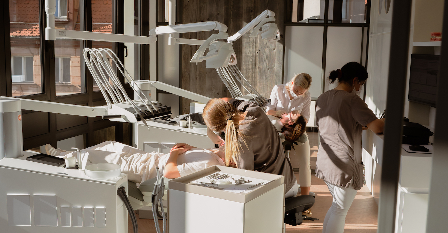 Kieferorthopädie bei edel & weiss Zahnärzte in Nürnberg – Praxisinhaberin Dr. Johanna Herzog M.Sc., führende Speakerin für Alignertherapie in Deutschland