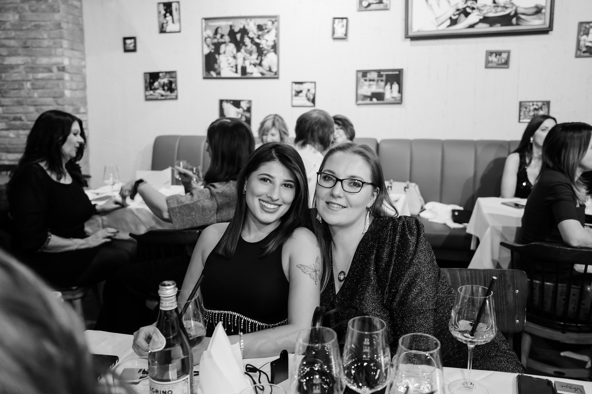 Engagiertes ZFA-Team bei edel & weiss Zahnärzte Nürnberg bei einem gemeinsamen Mitarbeiterevent im Rahmen von Teambuilding und Praxisentwicklung