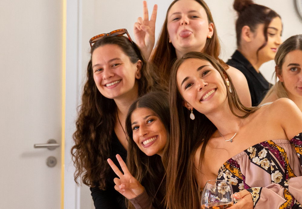 Motiviertes ZFA- und Praxisteam von edel & weiss Zahnärzte Nürnberg bei einem gemeinsamen Teambuilding-Event in entspannter Atmosphäre