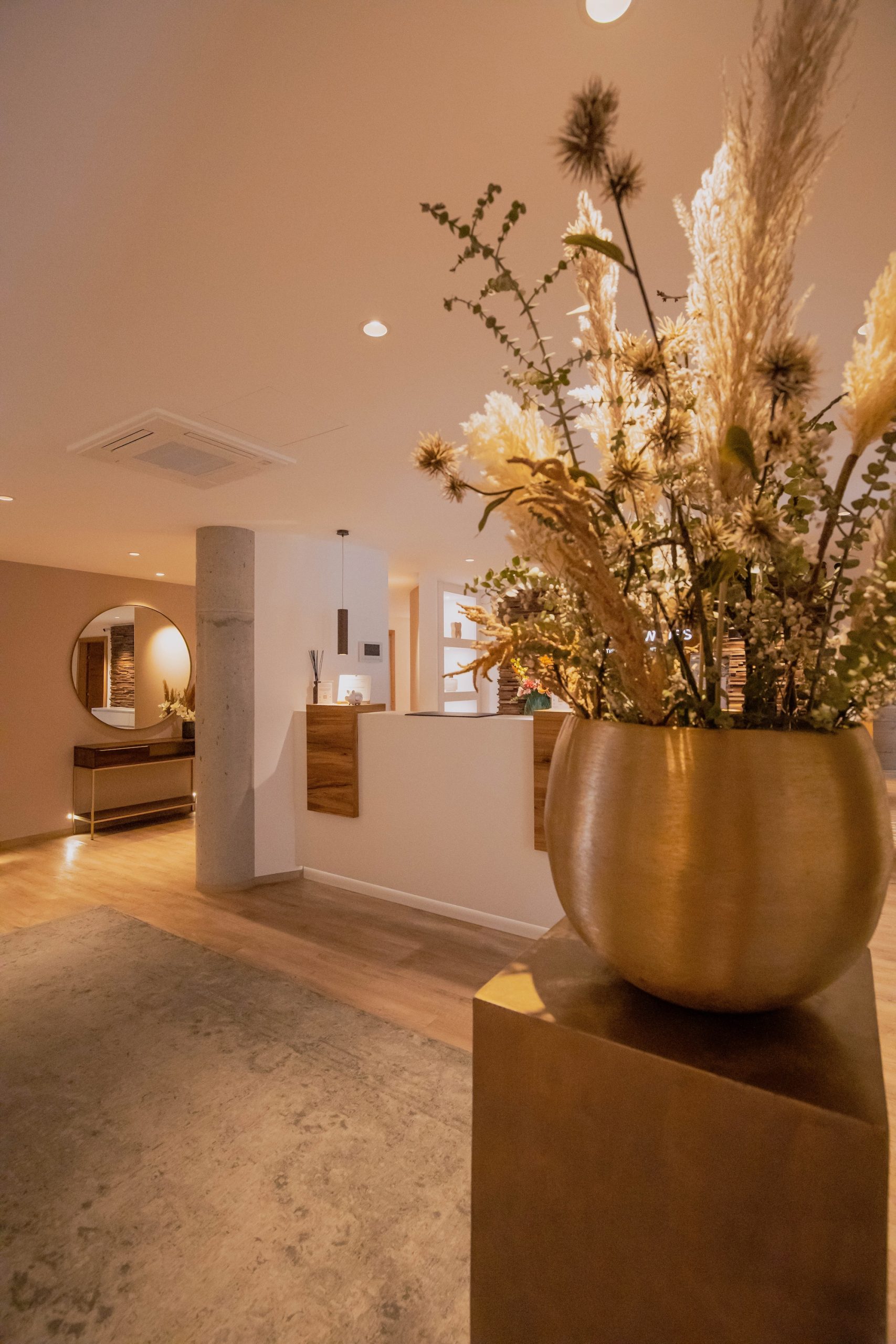 Dritter Stock der modernen zahnmedizinischen Praxis von edel & weiss Zahnärzte am Josephsplatz in Nürnberg mit großem Team