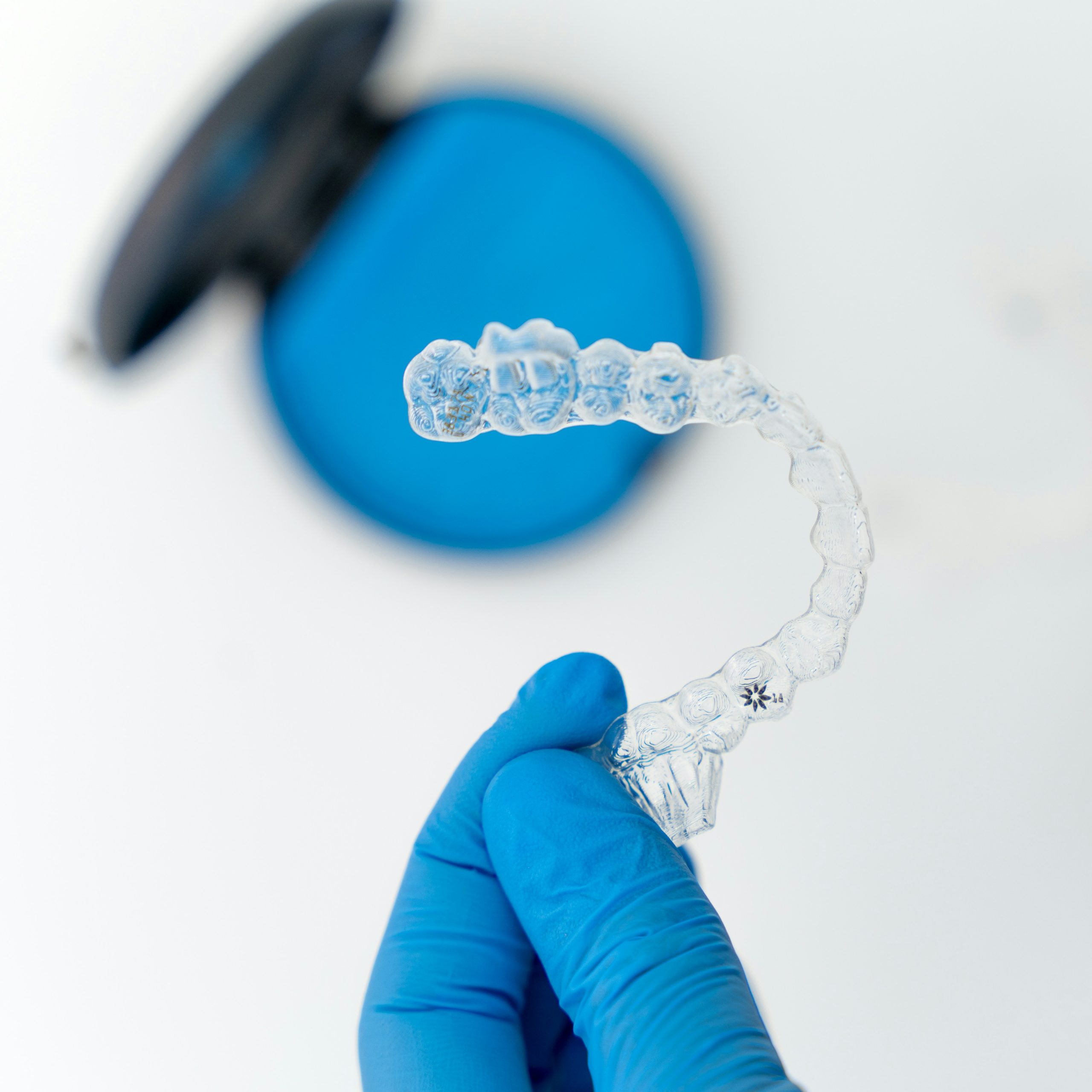 Alignertherapie mit Invisalign in Zusammenarbeit mit dem Eigenlabor für präzise Zahnkorrekturen