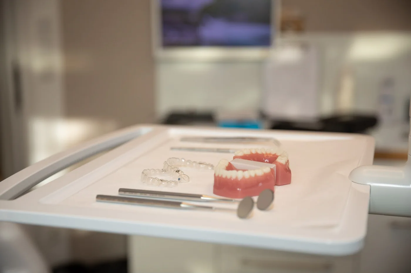 Alignertherapie mit Invisalign in der Kieferorthopädie zur nahezu unsichtbaren Zahnkorrektur