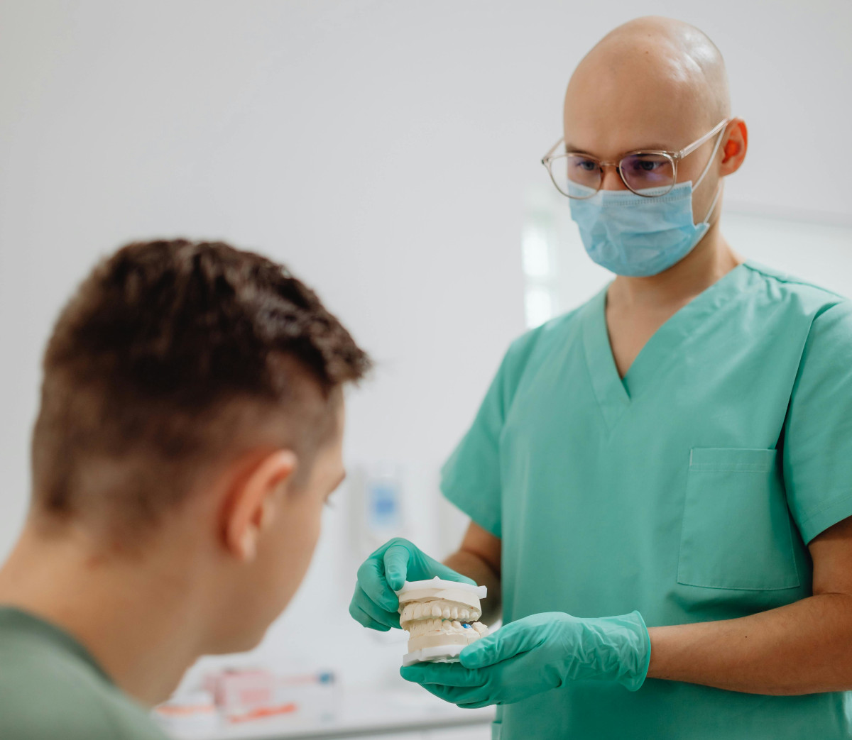 Zahnartz der einen Patienten berät.