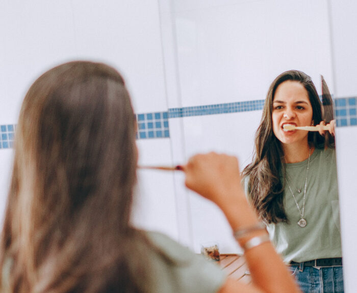 Mundhygiene mit einer weichen Zahnbürste nach einer Implantation