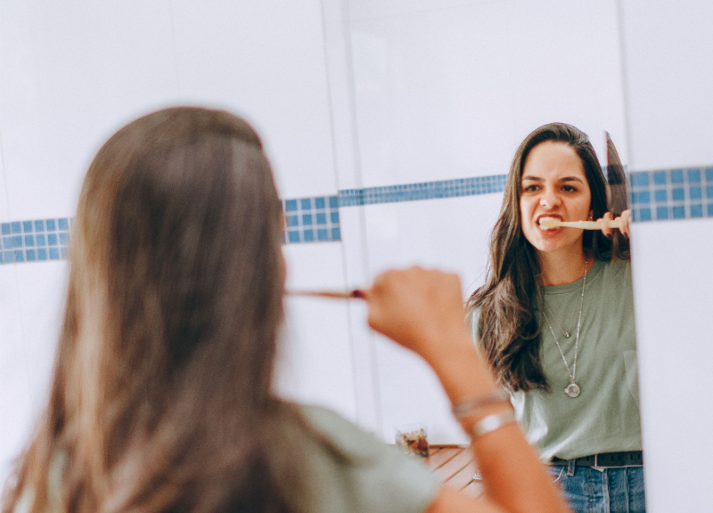 Mundhygiene mit einer weichen Zahnbürste nach einer Implantation